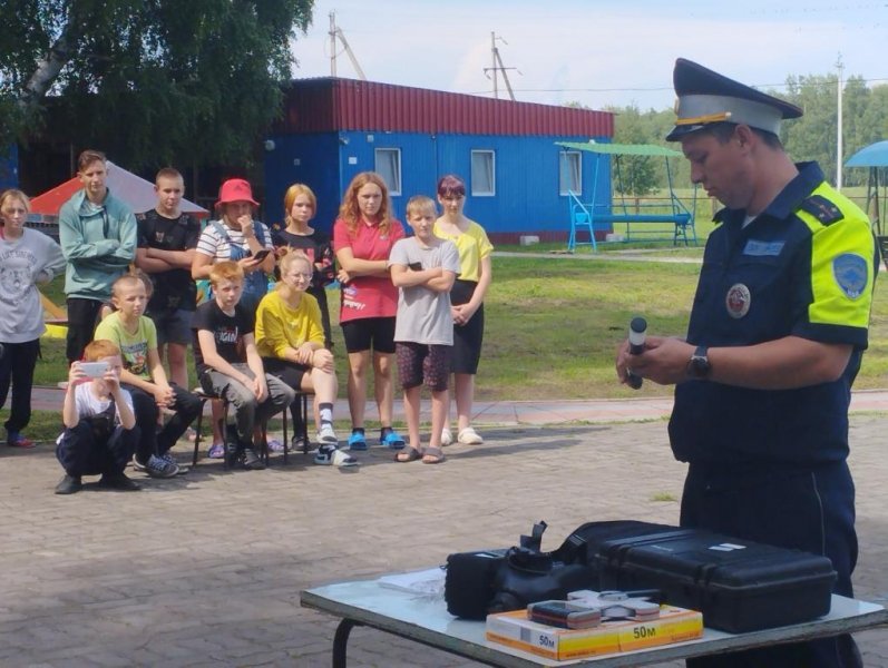 В рамках «Дня дорожной безопасности» при поддержке Общественного совета прошла встреча сотрудников отдела полиции с воспитанниками детских лагерей «Зернышко» и «Чайка»