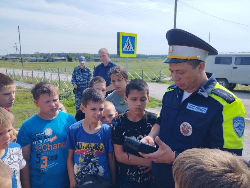 В рамках «Дня дорожной безопасности» при поддержке Общественного совета прошла встреча сотрудников отдела полиции с воспитанниками детских лагерей «Зернышко» и «Чайка»